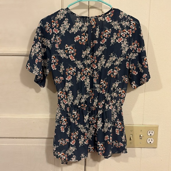 Flattering Floral Top - Picture 2 of 2